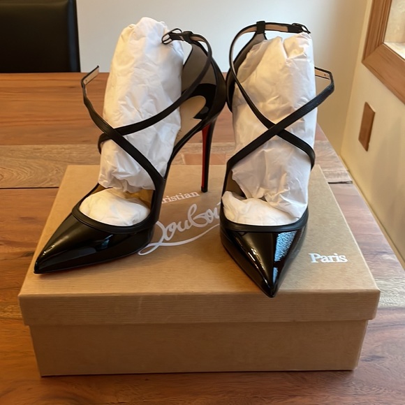 Brand new Christian louboutin heels! Never worn outside. Size 37 black - Picture 4 of 5